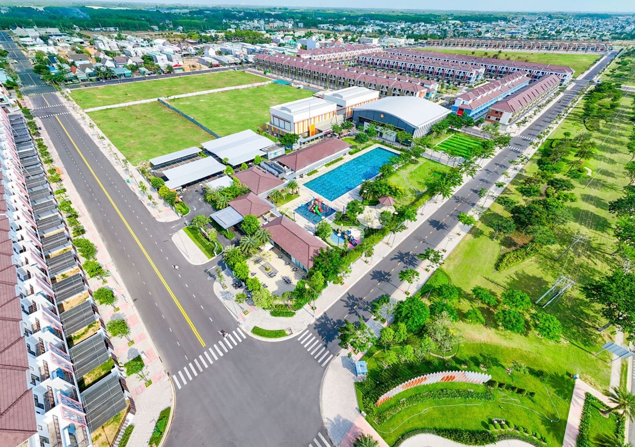 Clubhouse Sun Casa Central với hồ bơi, phòng gym, khu thể thao đa năng, đáp ứng nhu cầu giải trí và rèn luyện sức khỏe cho cư dân hiện đại.